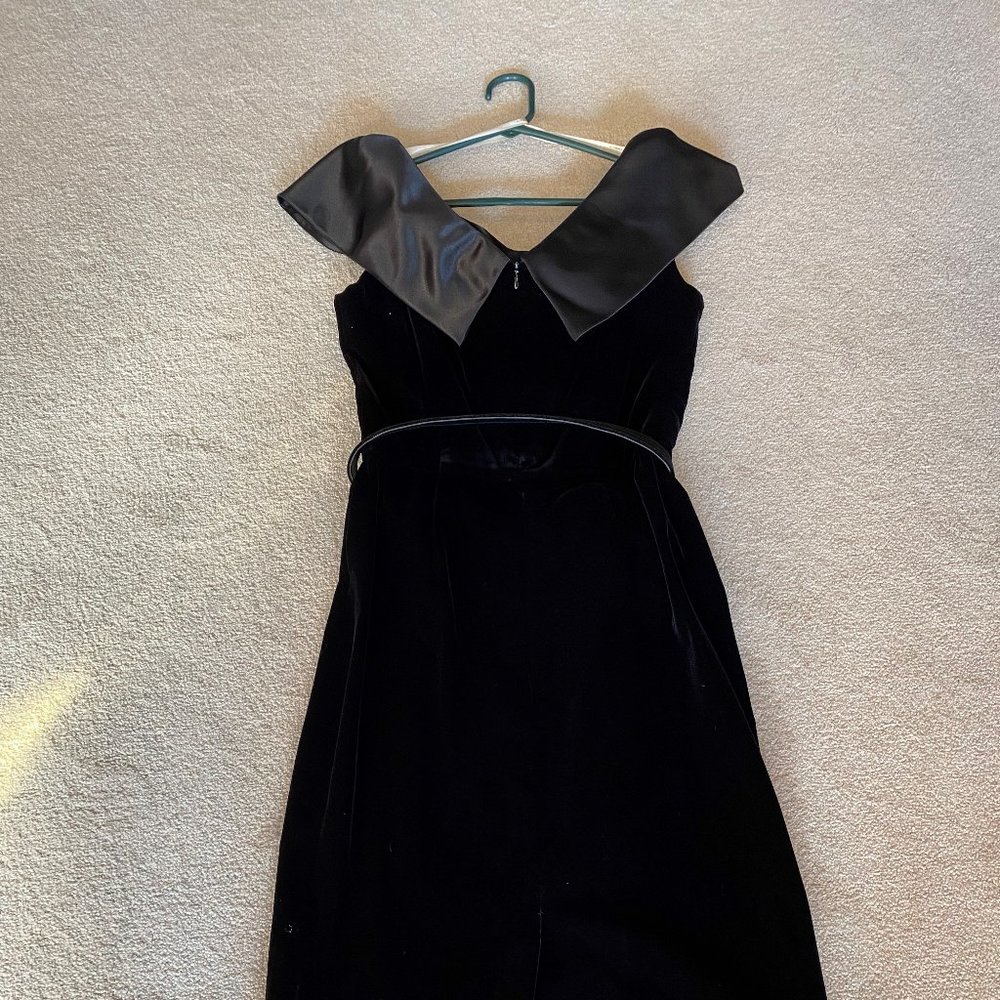Black velvet dress with long gloves - Picture 2 of 2
